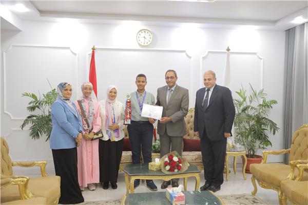 طالب صعيدي يفوز بالمركز الثالث عالميًا في تصميم المواقع الإلكترونية بماليزيا  