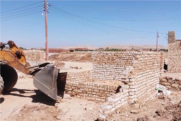 أسوان يتابع إزالة 13 حالة