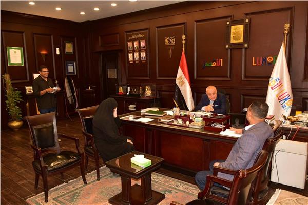 محافظ الأقصر يعقد اجتماعًا لبحث مشكلات مشروعات المرافق بمدينة البياضيه