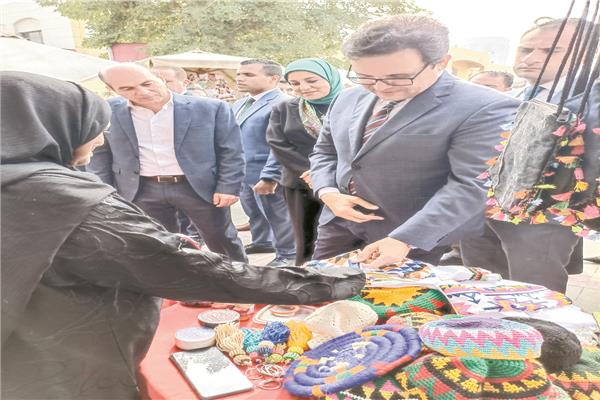 وزير الثقافة يتفقد المعرض