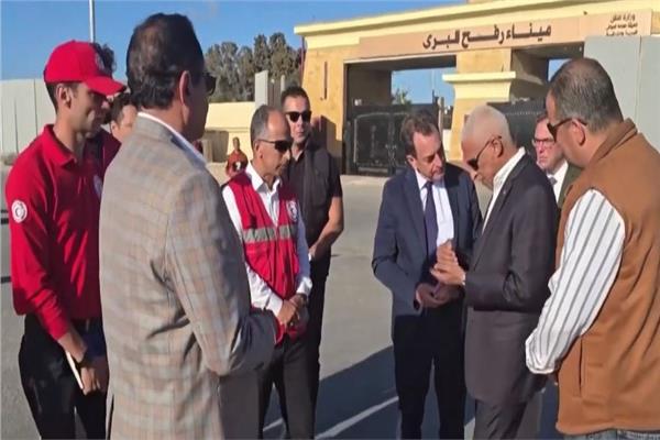 محافظ شمال سيناء والسفير الفرنسى أمام معبر رفح 