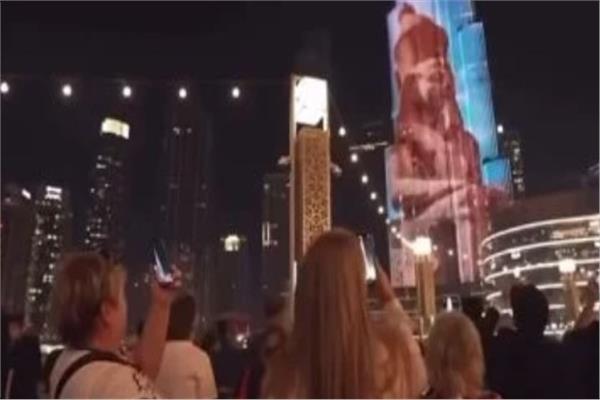 برج خليفة يتزين بألوان مصر احتفالا بالمتحف المصري الكبير