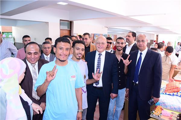 رئيس جامعة سوهاج يفتتح المعرض الفني لطلاب ذوي الإعاقة