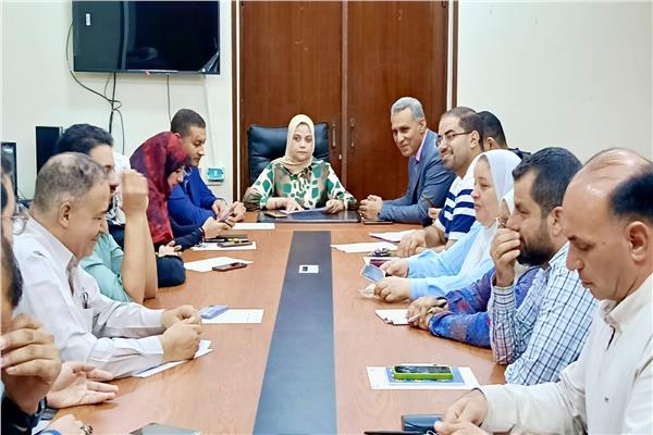 اجتماعًا تنفيذيًا موسعًا برئاسة الدكتورة رشا مصطفى