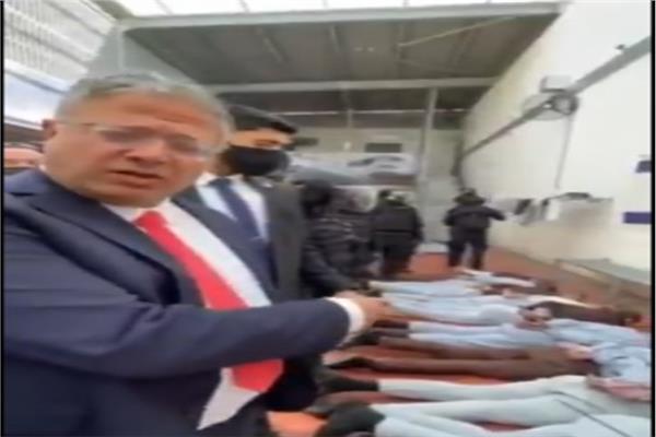 بن غفير بجانب سجناء فلسطينيين مقيدين