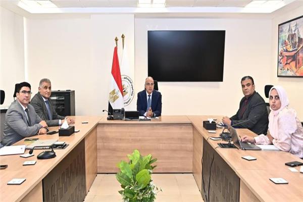 وزير الري خلال الاجتماع