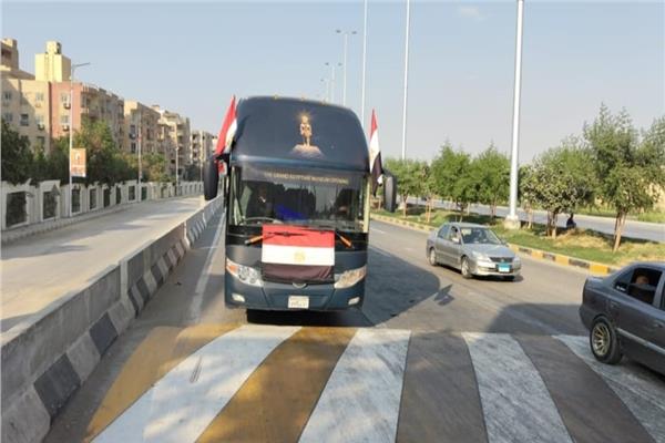حافلات تجوب الشوارع