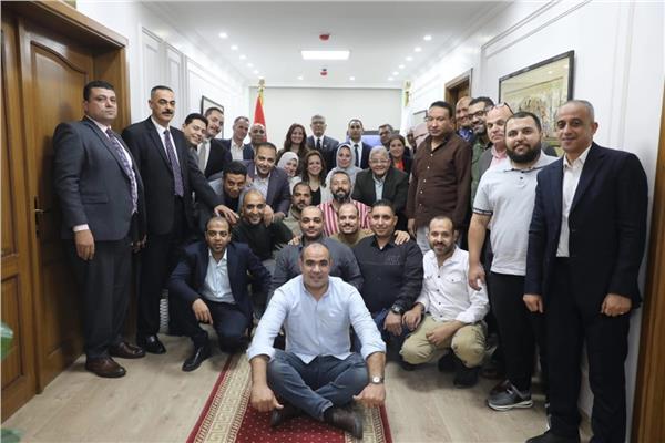  محافظ الجيزة رفقة فريق العمل  