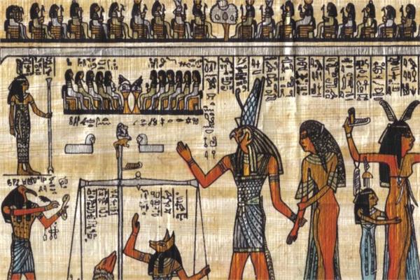 خيوط تحكي وجوه الفراعنة وتعيد سحر التراث على حقائب من قلب مصر