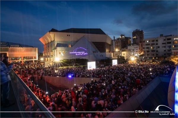ازدحام في مكتبة الإسكندرية لمشاهدة بث افتتاح المتحف المصري الكبير