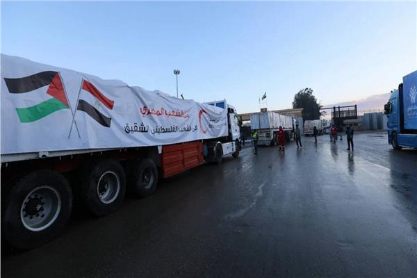 المساعدات تتدفق إلى قطاع غزة