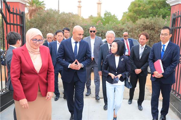 وزير التربية والتعليم يصطحب الأميرة أكيكو من العائلة الإمبراطورية اليابانية