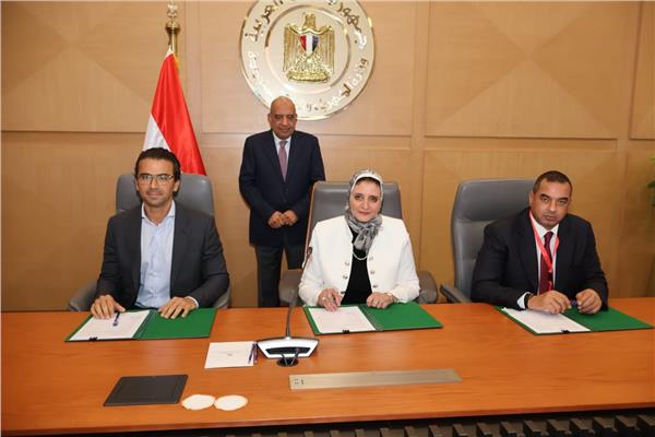 وزير الكهرباء يشهد توقيع الاتفاق