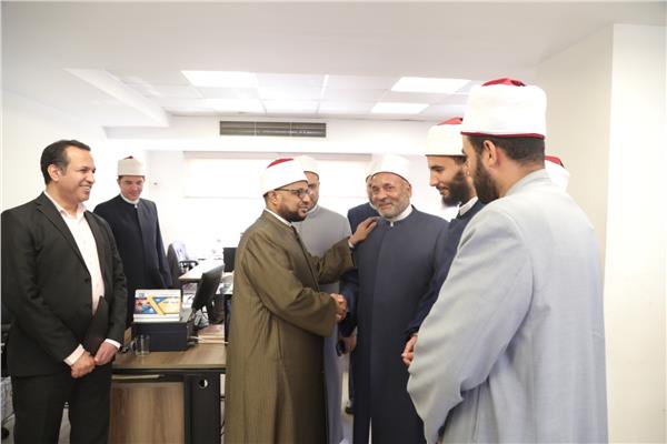 أمين (البحوث الإسلاميَّة) يتفقَّد إدارات المجمع