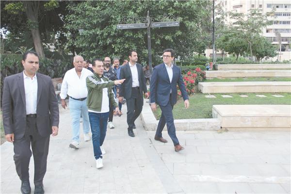 د. أحمد فؤاد هَنو يتفقد الحديقة