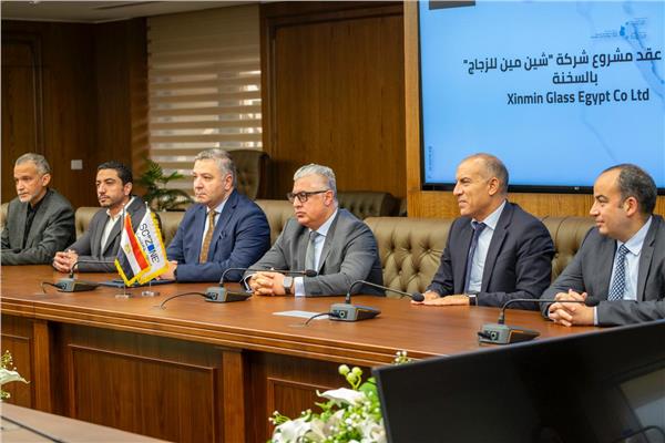 مراسم توقيع عقد بين شركة السويدي للتنمية الصناعية وشركة شين مين للزجاج إيجيبت المحدودة 