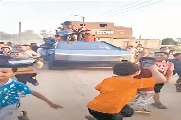 مرشح يستعين بسيارة تسلا فى الدعاية الانتخابية