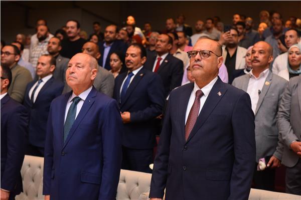 وزير العمل ومحافظ القاهرة يوزعان 100 عقد توظيف لذوي همم بإحدى المستشفيات الخاصة 