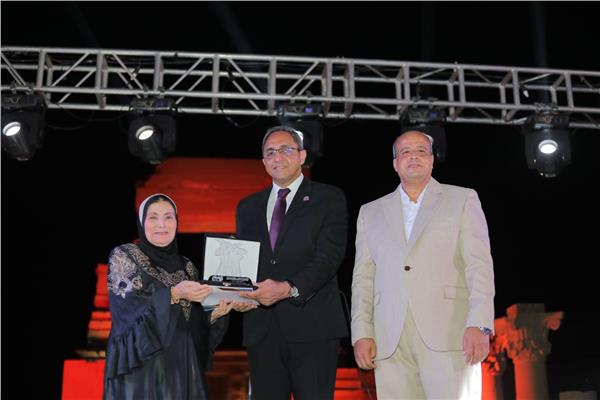  محافظ قنا يكرم رموز الفن والثقافة ضمن فعاليات مهرجان قنا للفنون والحرف التراثية