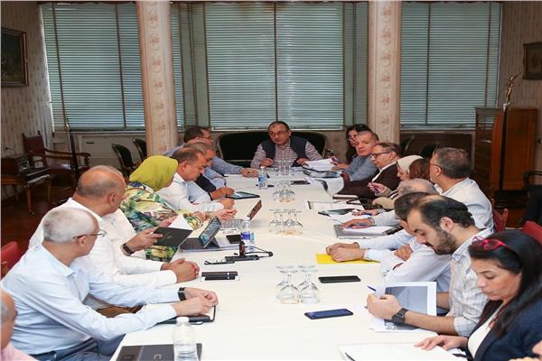 اجتماعًا موسعًا مع الرؤساء التنفيذيين للشركات التابعة للشركة القابضة للقطن والغزل والنسيج