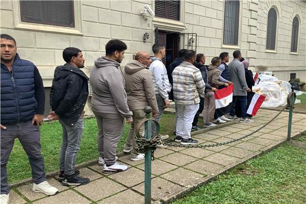 المصريون في روما أثناء التصويت