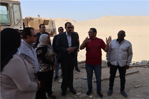 محافظ سوهاج يتفقد أعمال إنشاء أول بوابة للمدخل  الغربي
