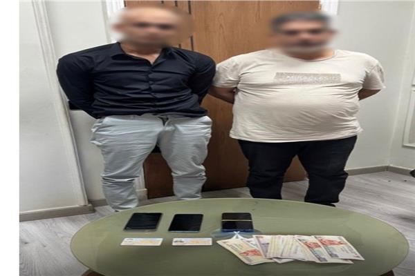 المتهمان بعد القبض عليهما