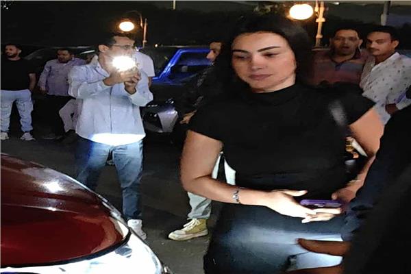دينا فؤاد تصل عزاء والد محمد رمضان بمسجد الشرطة