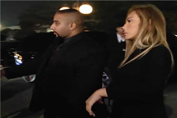 ريهام سعيد تصل عزاء والد محمد رمضان بمسجد الشرطة