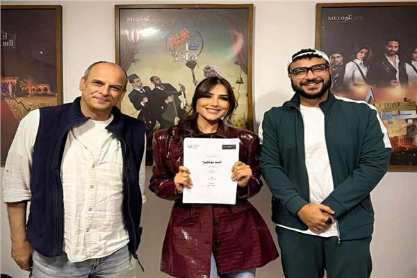 مي عمر رفقة صناع مسلسل «الست موناليزا»