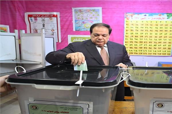 النائب محمد أبو العينين يدلي بصوته