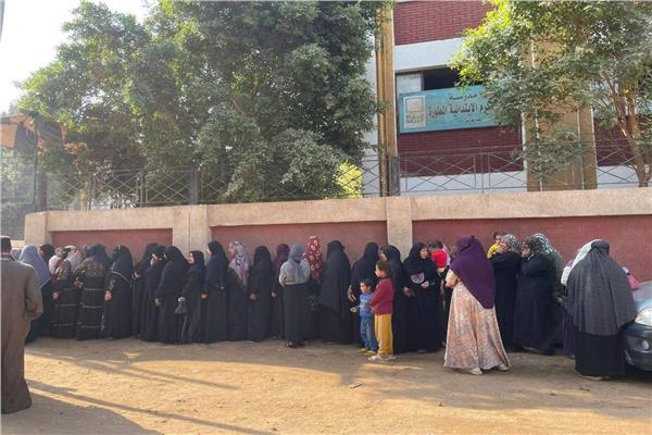  حضور نسائي لافت وإقبال جماهيري غير مسبوق بانتخابات النواب