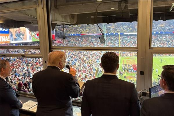 الرئيس الأمريكي دونالد ترامب يحضر مباراة NFL في واشنطن - صورة أرشيفية