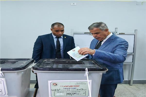 محافظ الإسكندرية يُدلي بصوته في انتخابات مجلس النواب بمنطقة العامرية 