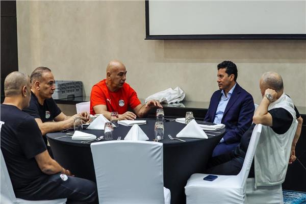 وزير الرياضة وهاني أبو ريدة يجتمعان بمنتخب مصر