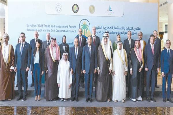  صورة جماعية لرئيس الوزراء مع المشاركين بالمنتدى