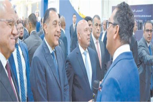 د. مدبولى خلال تفقده جناح «بافاريا»