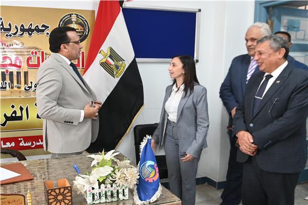 محافظ البحيرة تتفقد عدد من اللجان الإنتخابية بدمنهور 