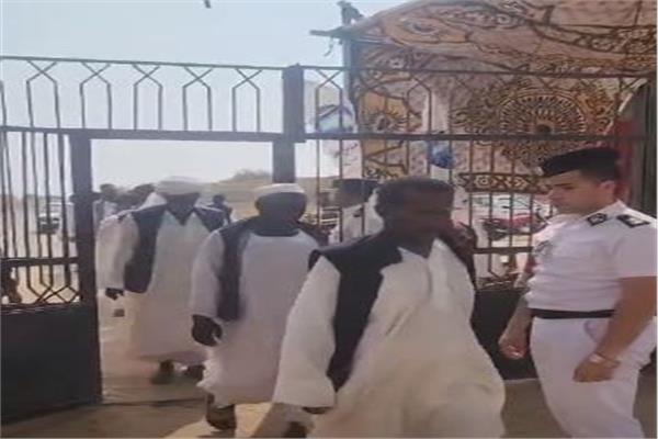  طوابير طويلة وإقبال جماهيري 
