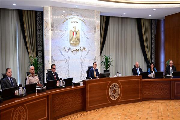 رئيس الوزراء خلال الاجتماع الأسبوعي