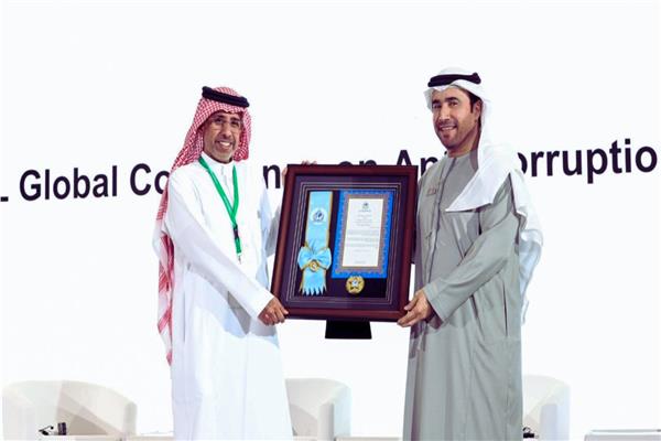 الدكتور محمد بن علي كومان خلال تسلم الوسام