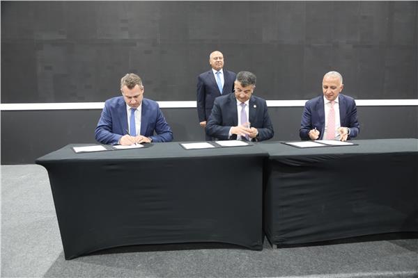 وزير النقل يشهد توقيع عقد إدارة وتشغيل شبكة القطار الكهربائي السريع 