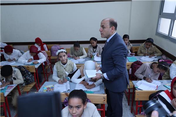 محافظ كفر الشيخ خلال الجولة 