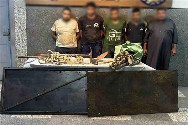 ضبط 5 أشخاص لقيامهم بأعمال الحفر والتنقيب غير المشروع عن الآثار