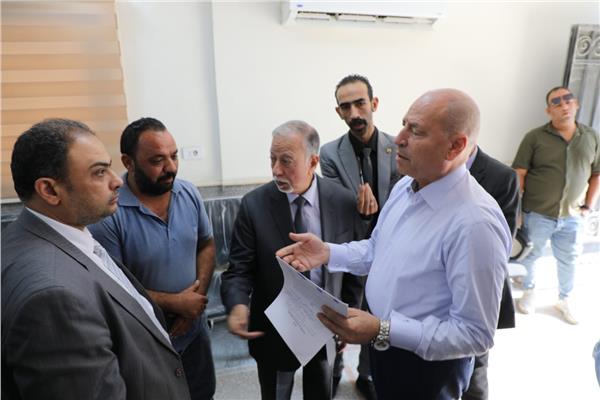 د. إبراهيم صابر محافظ القاهرة خلال الجولة