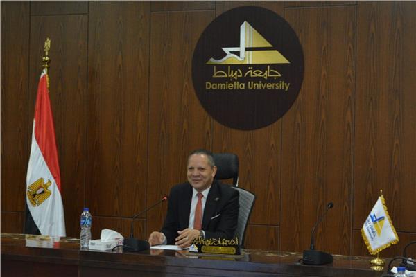  الدكتور حمدان ربيع المتولي رئيس الجامعة 