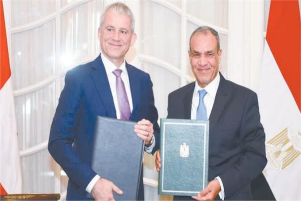  د. بدرعبدالعاطى ووزير العدل السويسرى يتبادلان وثائق التعاون بين البلدين