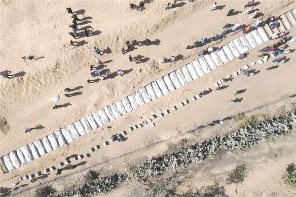دفن جماعى لجثامين أسرى شهداء من غزة لم يتم التعرف عليهم