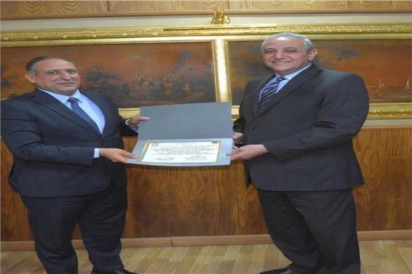محافظ الغربية يكرم رئيس شركة مياه الشرب