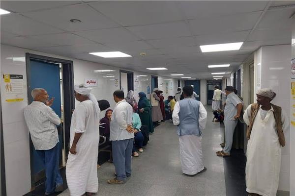 إقبال واسع على قافلة جامعة المنصورة الطبية بمستشفى الشلاتين المركزي
